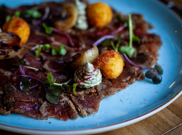 How to create stunning edible flower dishes?